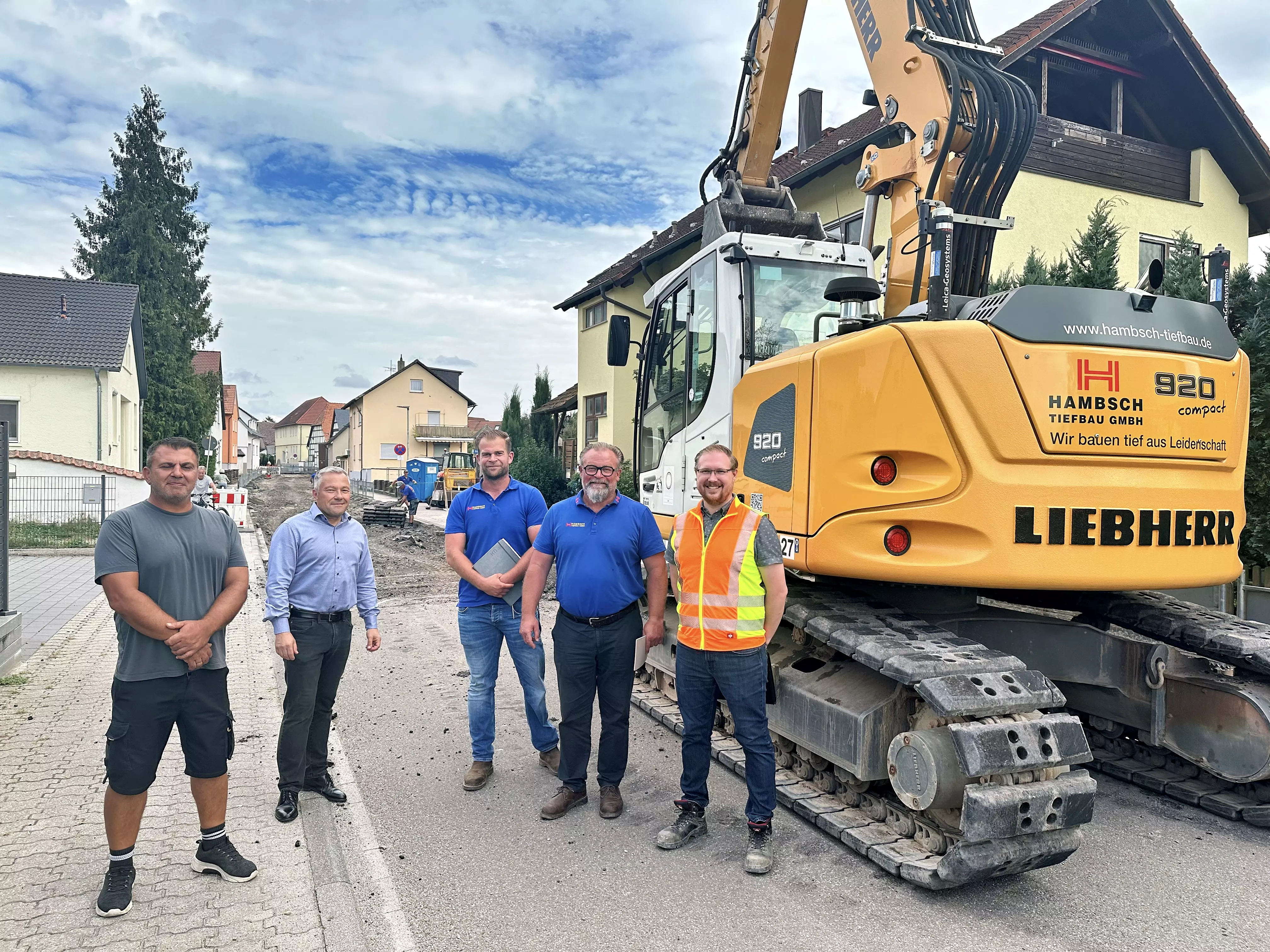 Das Bild zeigt Bauhofsleiter Volkan Caydan, Bauleiter Christian Hambsch, Polier Herr Martin sowie Bürgermeister Frank Bolz beim regelmäßig stattfindenden Jour fixe-Termin an der Baustelle.